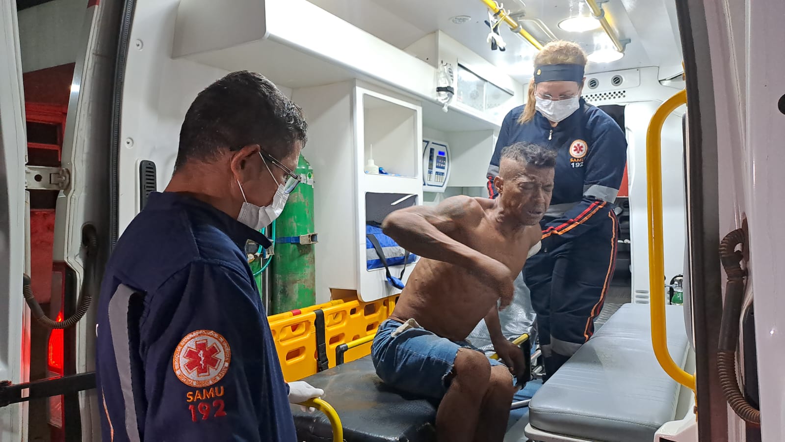 Homem em situação de rua é ferido por arma branca e a marteladas no Centro da Capital